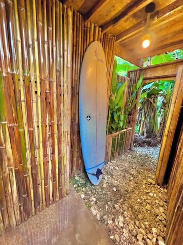 Charming 1-Bedroom Cottage with Private Beach Access, Ocean 9, Queen Bed AC Wifi