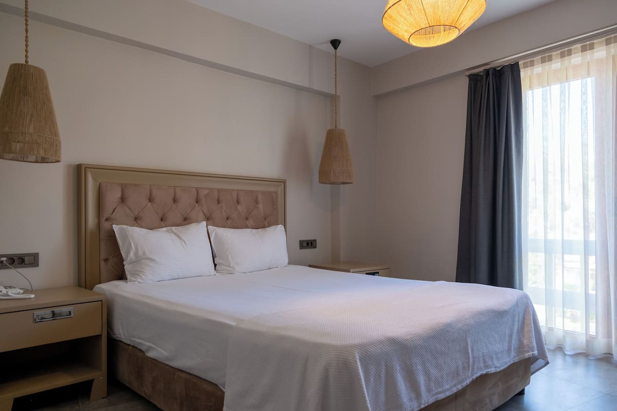 Premium bedding, minibar, in-room safe, iron/ironing board