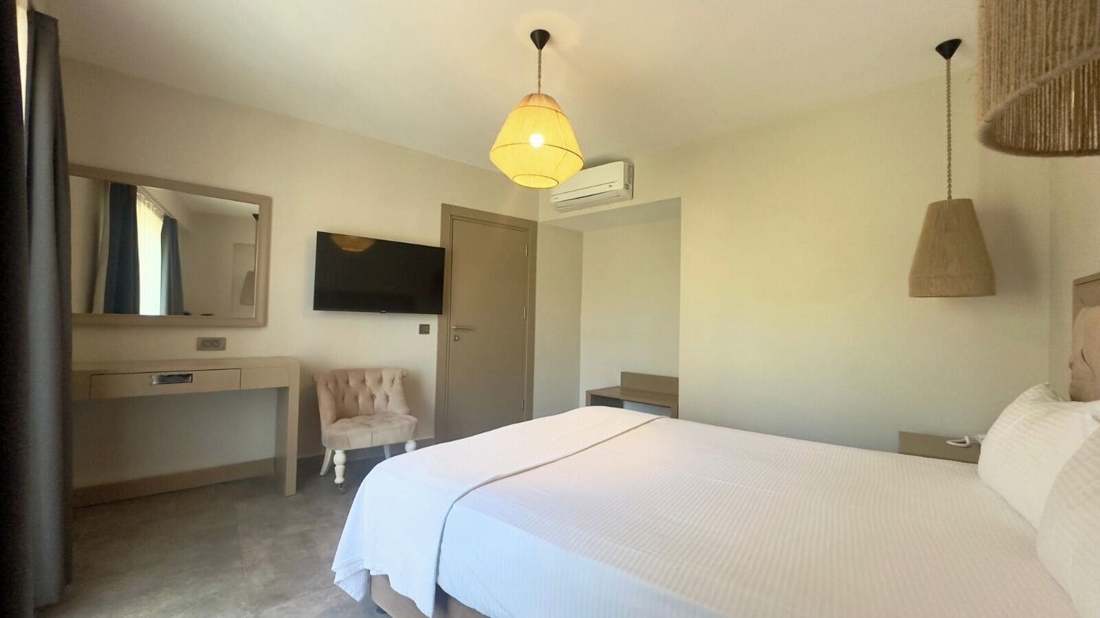 Standaard kamer, balkon, gedeeltelijk uitzicht op zee | Luxe beddengoed, een minibar, een kluis op de kamer