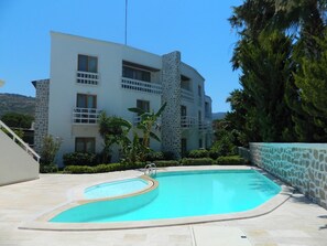 Piscina externa, guarda-sóis, espreguiçadeiras