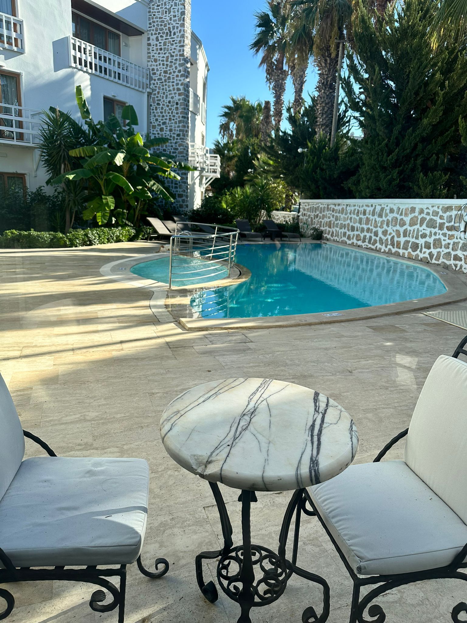 Alberca al aire libre, sombrillas en la alberca y camastros 