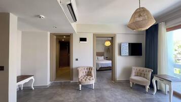 Familie suite, balkon | Luxe beddengoed, een minibar, een kluis op de kamer