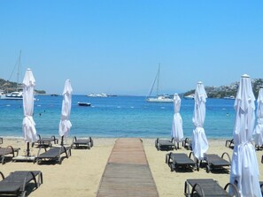 Private beach, free beach shuttle, free beach cabanas, sun loungers - Mercans Bodrum Beach Hotel (Bodrum)