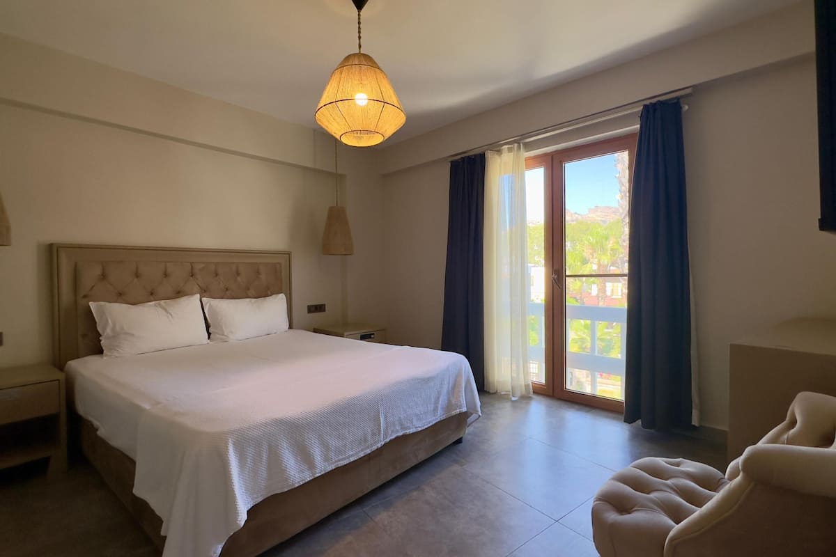 Senior Room | Premium bedding, minibar, in-room safe, iron/ironing board