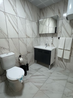 Chambre Double Confort, service de ménage | Salle de bain | Douche, sèche-cheveux, chaussons, serviettes fournies