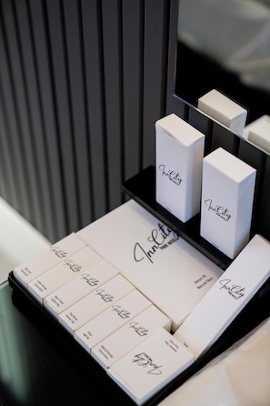 Chambre Confort double, entretien ménager | Salle de bain | Douche, séchoir à cheveux, pantoufles, serviettes fournies