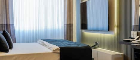 Comfort dubbelrum - stÀdning | Minibar med vissa gratis produkter, skrivbord och arbetsyta för laptop