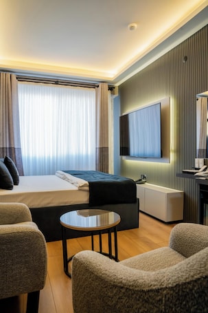 Comfort Double Room, Housekeeping | Free minibar items, desk, laptop workspace, blackout drapes. INN CITY PARK HOTEL