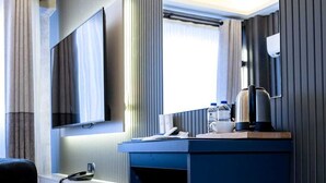 Dobbeltrom – comfort, rengjøring | Minibarvarer (inkludert), skrivebord og skrivebord for bærbar PC