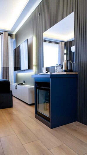 Comfort Double Room, Housekeeping | Free minibar items, desk, laptop workspace, blackout drapes - INN CITY PARK HOTEL (İzmir)