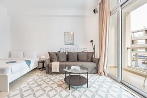 Caja de seguridad en la habitación y tabla de planchar con plancha 