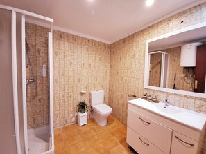 Regadera, jabón, papel de baño 