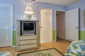 2 bedrooms, iron/ironing board, Internet, bed sheets