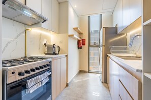 Réfrigérateur, micro-ondes, four, plaque de cuisson