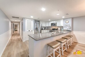 Kühlschrank, Mikrowelle, Wasserkocher mit Kaffee-/Teezubehör, Toaster