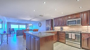 Una cocina moderna con armarios de madera, electrodomésticos de acero inoxidable y una isla grande.