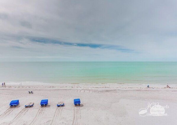 På stranden