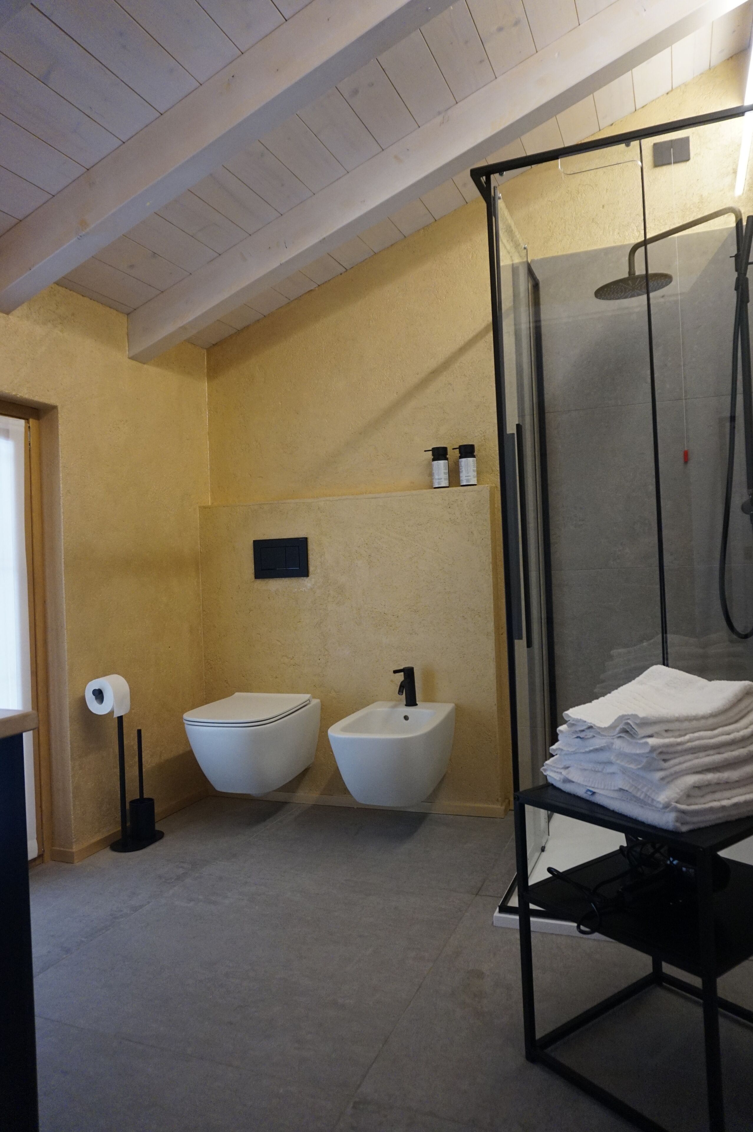 Junior-Zimmer, 1 King-Bett | Badezimmer | Dusche, umweltfreundliche Kosmetikartikel, Haartrockner, Handtücher