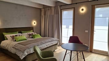Deluxe-Dreibettzimmer | Schreibtisch, Verdunkelungsvorhänge, kostenloses WLAN, Bettwäsche