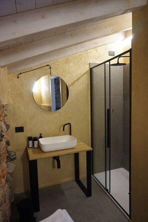 Chambre Confort, 1 très grand lit | Salle de bain