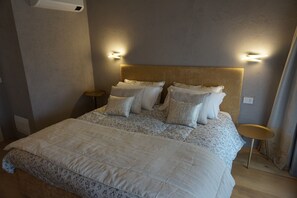 Comfort Room, 1 King Bed - Decanter House (Borgomanero)