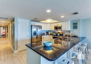 Réfrigérateur, micro-ondes, cafetière/bouilloire, grille-pain