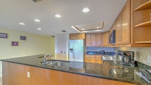 Réfrigérateur, micro-ondes, cafetière/bouilloire, grille-pain