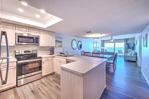 ثلاجة، ميكروويف، ماكينة لصنع القهوة/الشاي، مح�مصة خبز