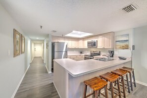 ثلاجة، ميكروويف، ماكينة لصنع القهوة/الشاي، محمصة خبز