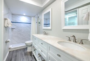 Shower, towels - Ram Sea 512 is a Silver Tier 3-bedroom 2 bath Gulf Front Condo (N. Redington Beach)
