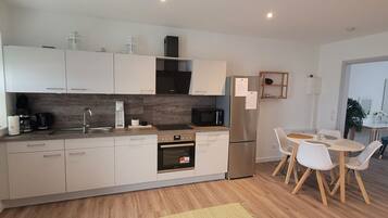 Réfrigérateur, four à micro-ondes, un four, surface de cuisson
