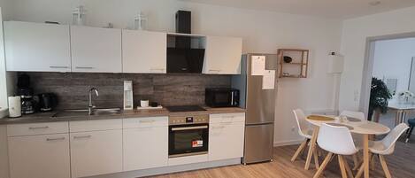 Frigorífico, microondas, horno y placa de cocina