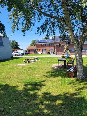 Outdoor dining - Apartment 'Rike' with Shared Terrace, Shared Garden and Wi-Fi (Oesterdeichstrich)