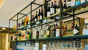 Eine Bar mit Regalen voller Spirituosen und Gläsern.