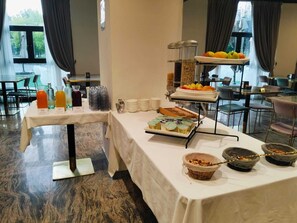 Desayuno buffet diario (EUR 10 por persona)