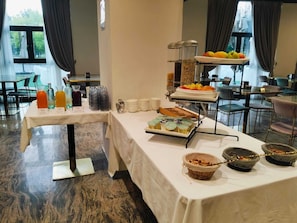Desayuno buffet diario (EUR 10 por persona)