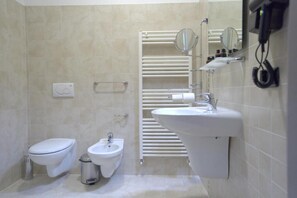 Superior tweepersoonskamer | Badkamer | Een haardroger, pantoffels, handdoeken, zeep