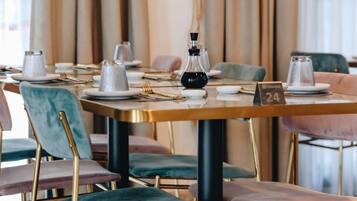 Aperto a colazione, pranzo e cena, sushi