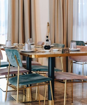 Breakfast, lunch, dinner served; sushi