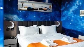 Suite | In-room safe, desk, laptop workspace, blackout drapes