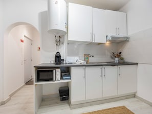 Frigorífico, microondas, placa de cocina y cafetera o tetera