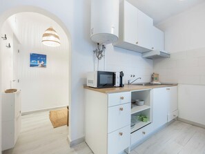 Fridge, microwave, stovetop, coffee/tea maker - Magna Studio Albufeira (Albufeira)
