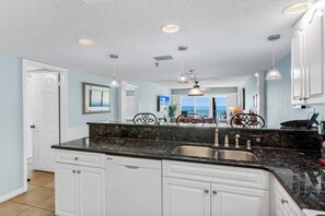 Refrigerador, microondas, cafetera y tetera y tostadora