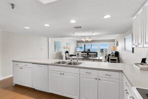 Réfrigérateur, micro-ondes, cafetière/bouilloire, grille-pain