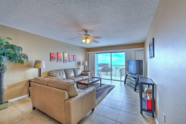 TV - GULF FRONT Sand Dollar 110 for great family fun! Updated with 5 queen beds. (Indian Shores)