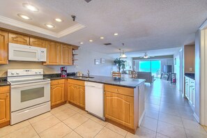 Kühlschrank, Mikrowelle, Wasserkocher mit Kaffee-/Teezubehör, Toaster