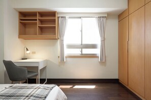 3 bedrooms, desk, iron/ironing board, travel cot