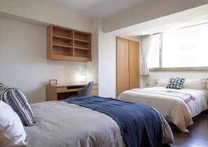 3 bedrooms, desk, iron/ironing board, travel crib - H&K 3/2 Spacious Taipei 101 Convention Center MRT next to Xiny Road (Taipei City)