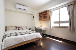 3 bedrooms, desk, iron/ironing board, travel crib