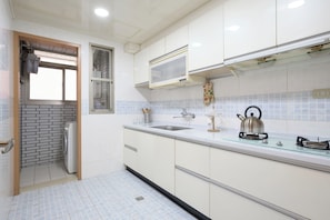 Frigorífico, microondas, horno y placa de cocina